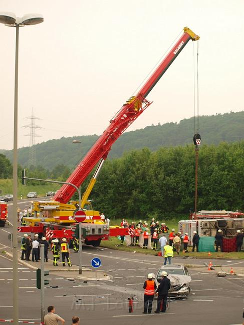 Schwerer Unfall mit Reisebus Lohmar Donrather Dreieck P431.JPG